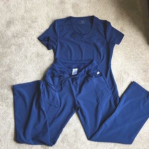 Women’s navy blue scrubs set in size small.